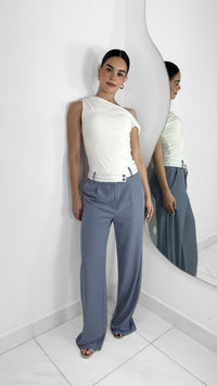 PANTALON PLISADO GRIS CON CINTURA ENTALLADA