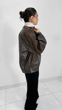CHAQUETA DE PIEL CAFE CON DETALLES SUEDE