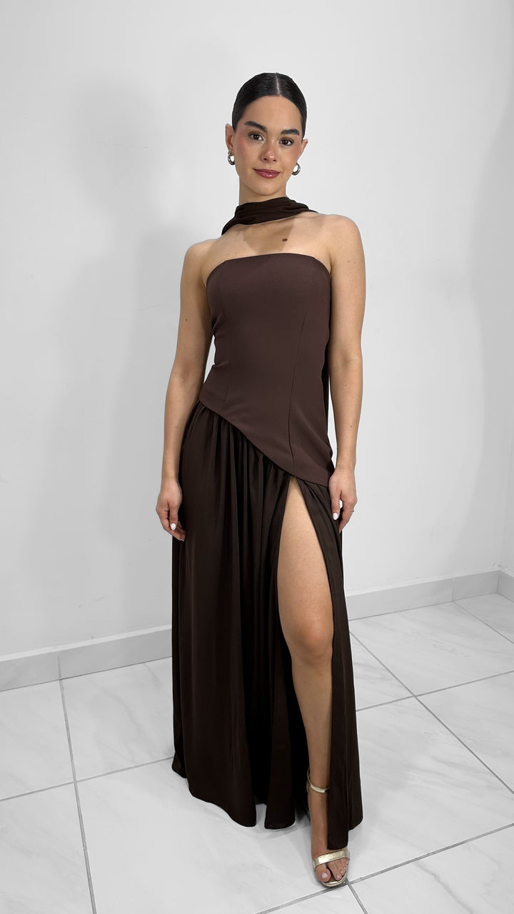 VESTIDO STRAPLESS LARGO CON BUFANDA CAFE
