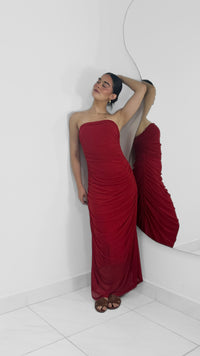 VESTIDO STRAPLESS DRAPEADO MESH LARGO ROJO