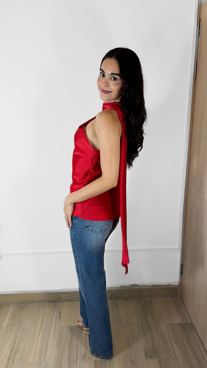 BLUSA SATINADA CON BUFANDA ROJA
