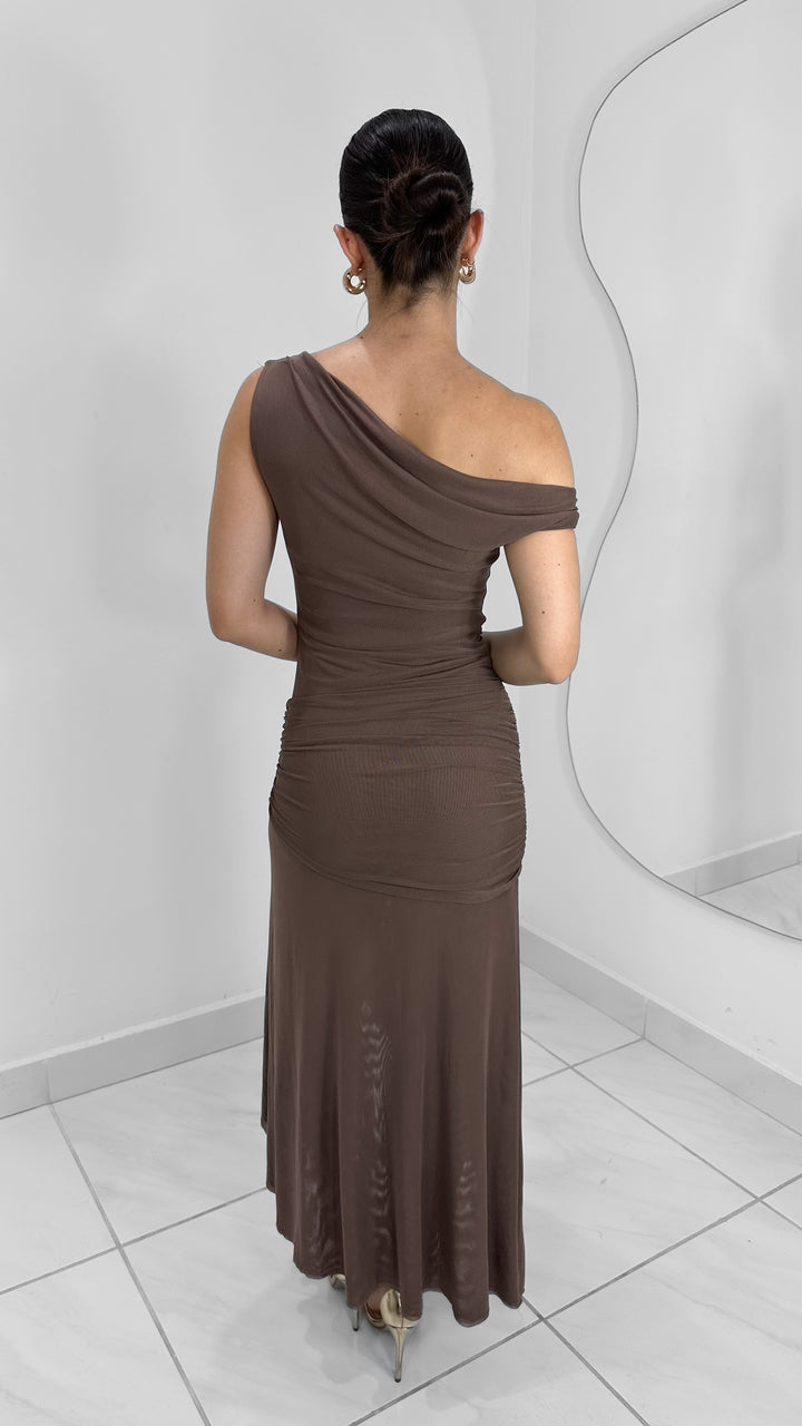 VESTIDO MIDI ASIMÉTRICO DE UN HOMBRO MOCHA