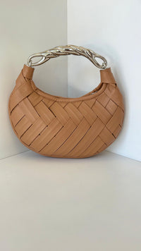 BOLSO DE MANO TEJIDO CON AGARRADERA DE METAL