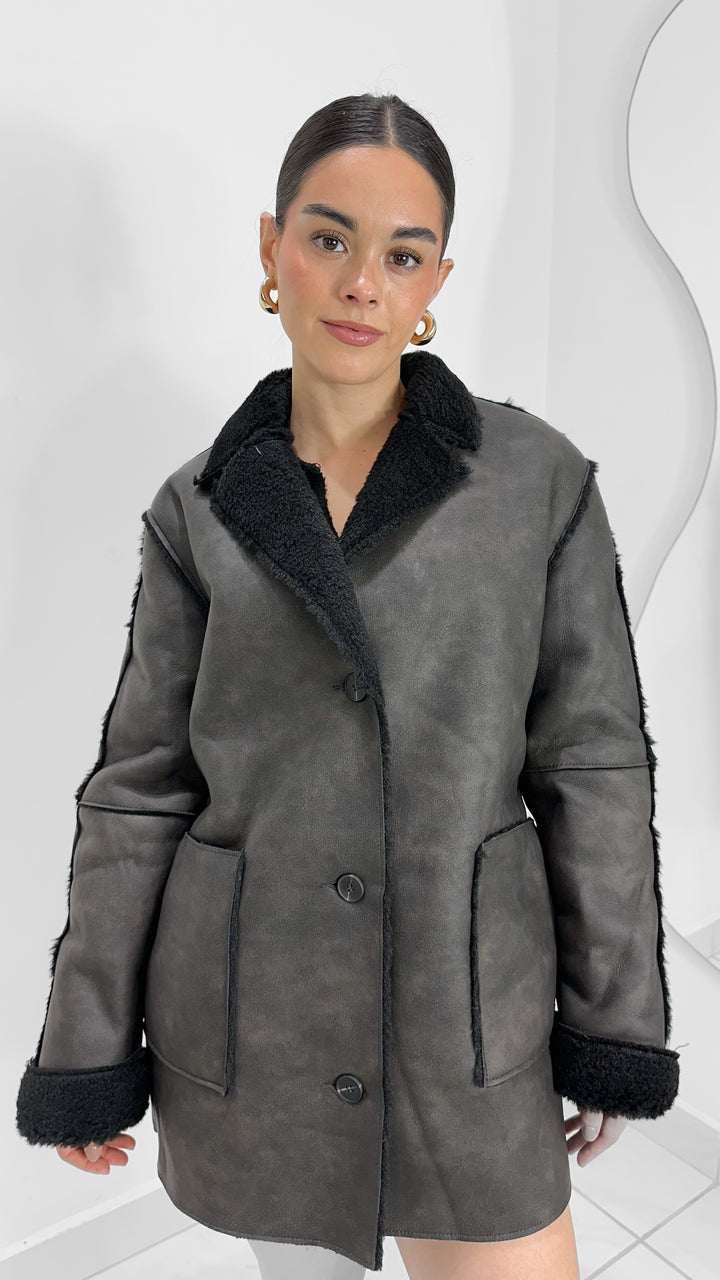 ABRIGO LARGO DE PIEL SINTÉTICO TICO CON PELUCHE POR DENTRO NEGRO