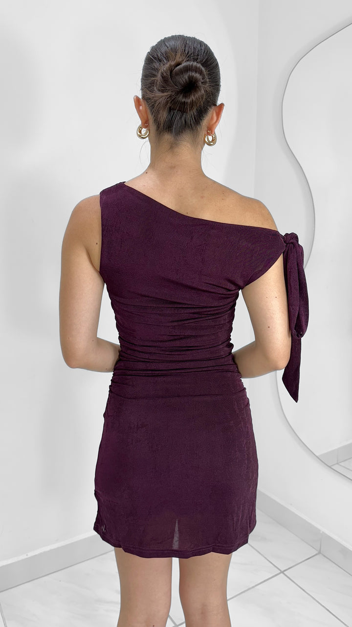 VESTIDO CORTO FRUNCIDO CON DETALLE DE LAZO EN HOMBRO PÚRPURA