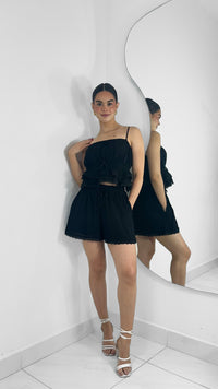 CONJUNTO BLUSA DE TIRANTES Y SHORT CON BORDADO NEGRO