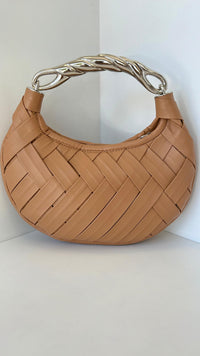 BOLSO DE MANO TEJIDO CON AGARRADERA DE METAL