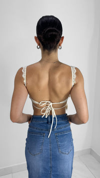 BLUSA CAMI BLANCA CON ENCAJE Y ESPALDA ABIERTA