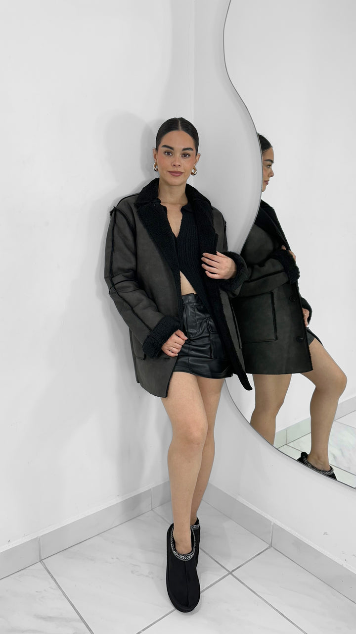 ABRIGO LARGO DE PIEL SINTÉTICO TICO CON PELUCHE POR DENTRO NEGRO