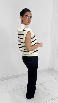 SUÉTER SIN MANGAS DE RAYAS CON CIERRE AL FRENTE BLANCO CON NEGRO