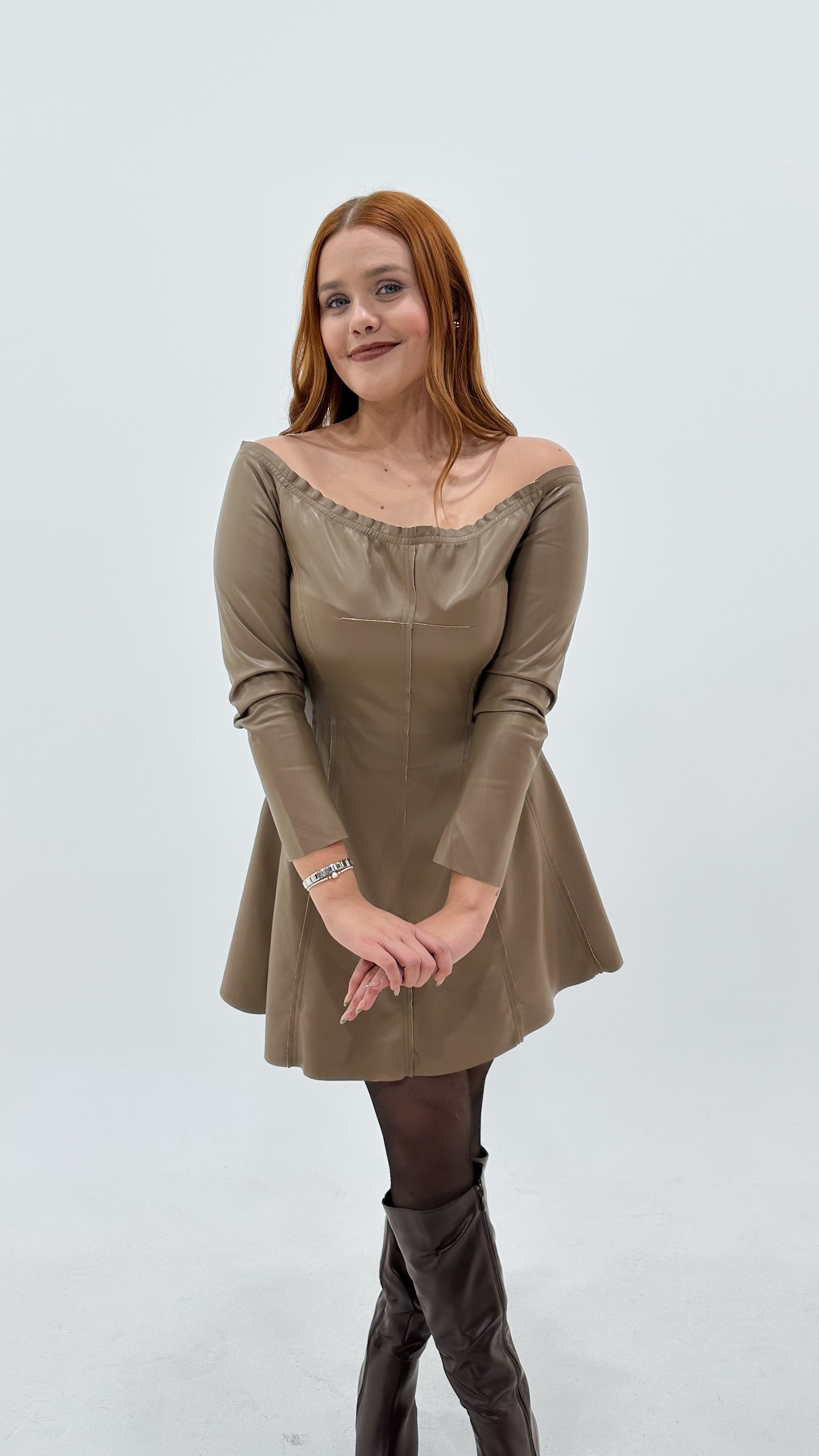 VESTIDO OFF SHOULDER VINIPIEL TAUPE