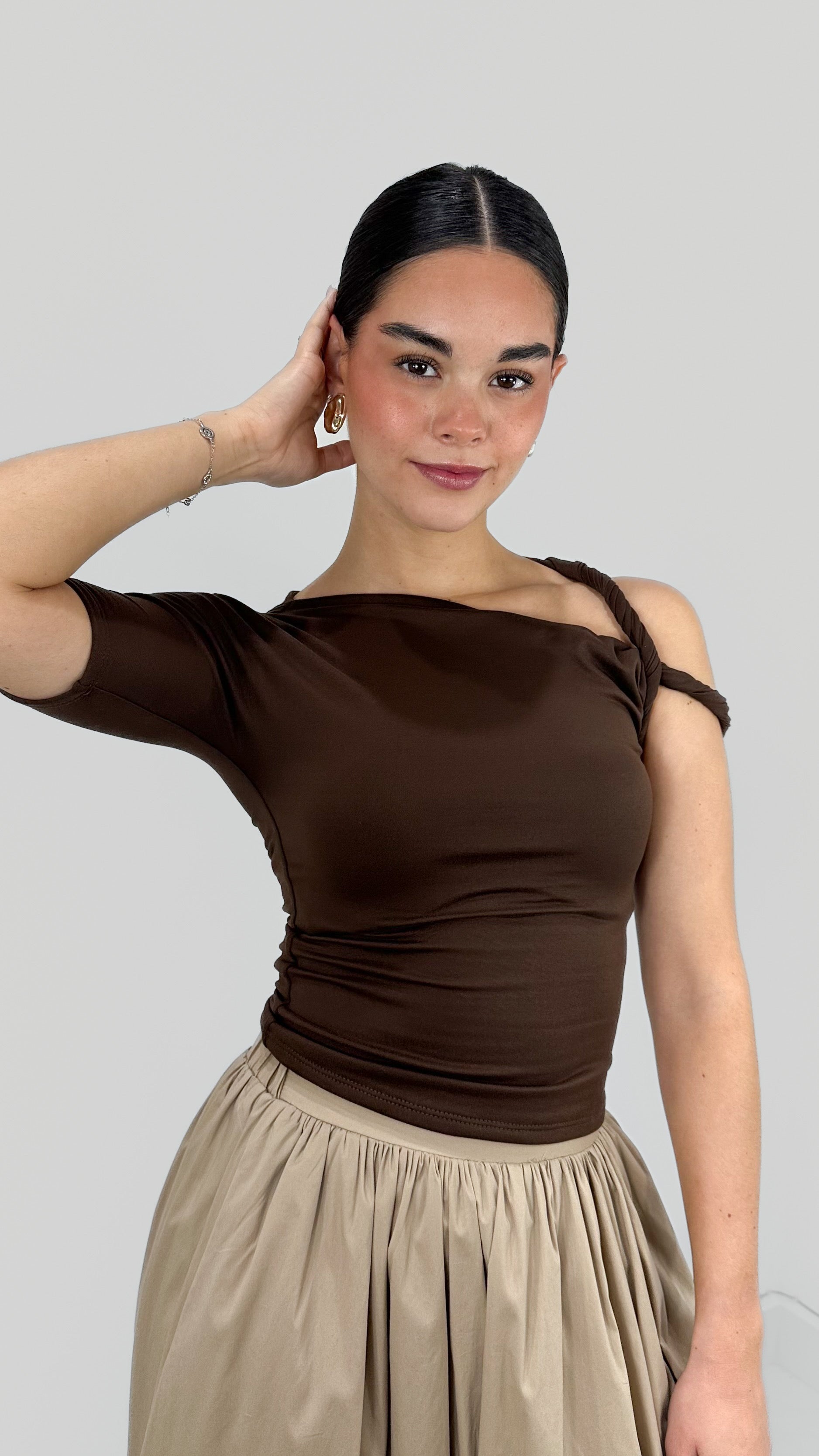 BLUSA DOBLE TELA UN HOMBRO TORCIDO BROWN