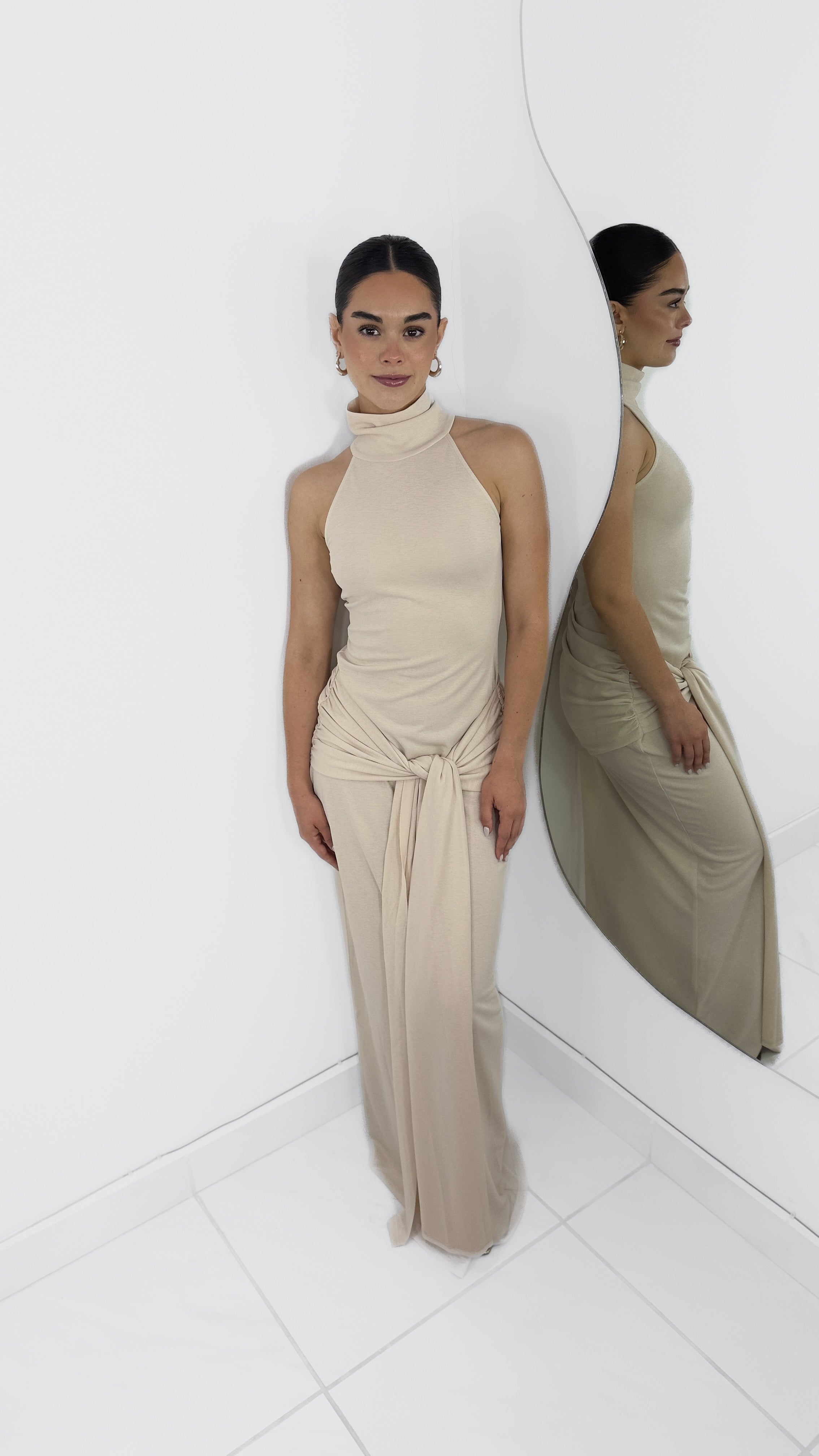 THE RIVER SAND DRESS - VESTIDO LARGO EFECTO LAZO HALTER ARENA