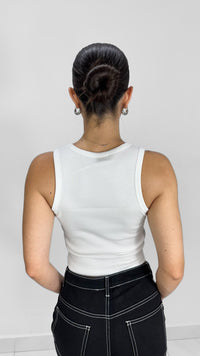 TOP CANELE SIN MANGAS Y CUELLO REDONDO BLANCO