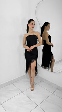 VESTIDO MIDI STRAPLESS DE SATIN Y ENCAJE NEGRO