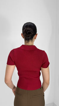 TOP DE PUNTO ROJO CON CIERRE FRONTAL