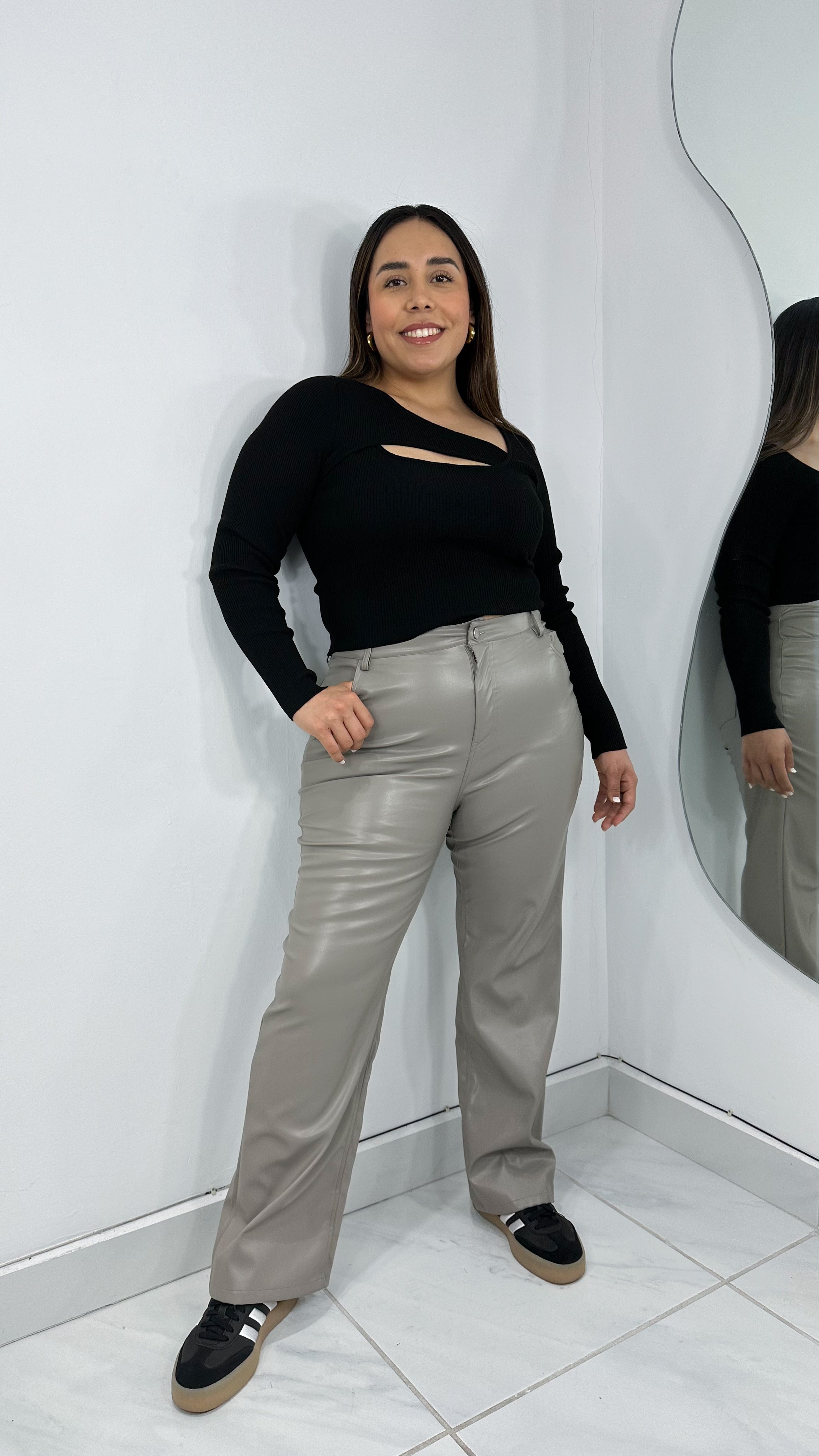 PANTALÓN GRIS TIRO ALTO VINIPIEL RECTO