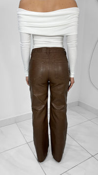 PANTALÓN LARGO DE PIEL CON ACABADO DESGASTADO CAFE OSCURO