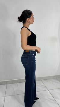 TOP CANELE SIN MANGAS Y CUELLO REDONDO NEGRO