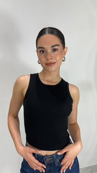TOP CANELE SIN MANGAS Y CUELLO REDONDO NEGRO