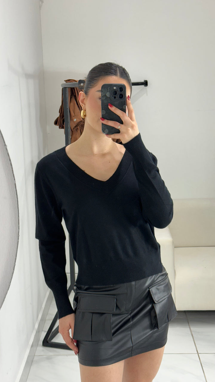 SUETER MANGA LARGA CUELLO V NEGRO