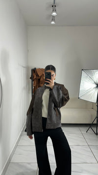 CHAQUETA DE PIEL CAFE CON DETALLES SUEDE