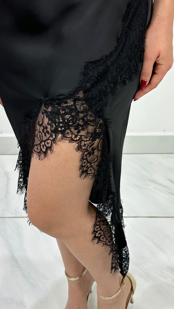 VESTIDO MIDI STRAPLESS DE SATIN Y ENCAJE NEGRO