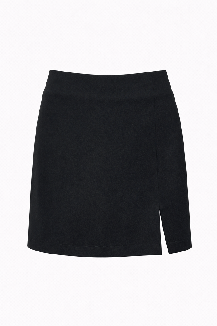 FALDA SHORT NEGRA CON APERTURA