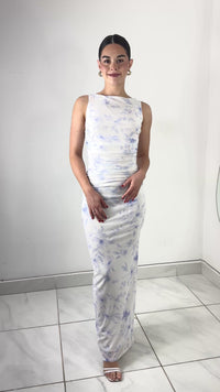 VESTIDO LARGO DRAPEADO BLANCO CON FLORES AZULES